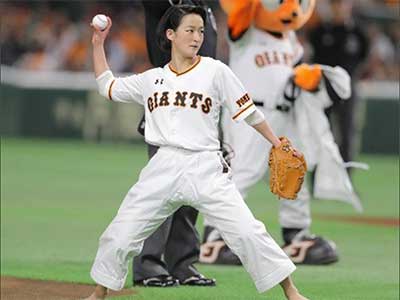Shimizu Kiyou at Baseball Ceremonial first pitch