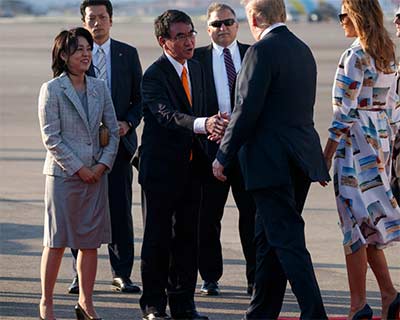 トランプ大統領とメラニア夫人を迎える河野夫妻