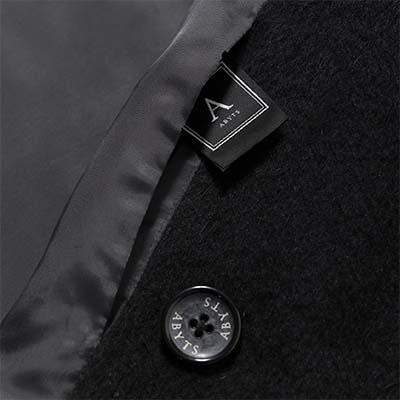 佐藤健のオリジナルブランド「A」の第二弾コートの内ポケットとロゴ入りボタン