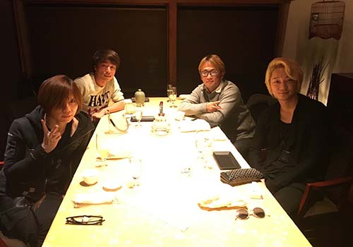 東谷義和さんと仲良しの綾野剛さんが一緒に食事