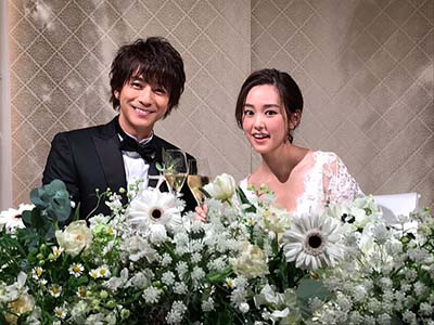 東谷義和と友人の三浦翔平の結婚式