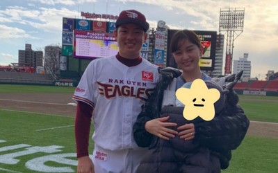 楽天イーグルスの試合会場で家族写真を撮った松井裕樹と石橋杏奈