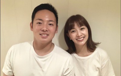 芸能人恒例とも言える、白シャツでの結婚報告写真を載せる松井裕樹と石橋杏奈