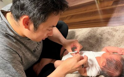 松井裕樹さんが第2子誕生報告でインスタグラムに投稿した、息子の肌着を整えている写真