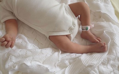 石橋杏奈さんが第2子出産報告でインスタグラムに投稿した長男の手足の様子